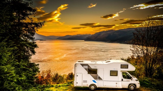 Family motorhome lakeview sunset